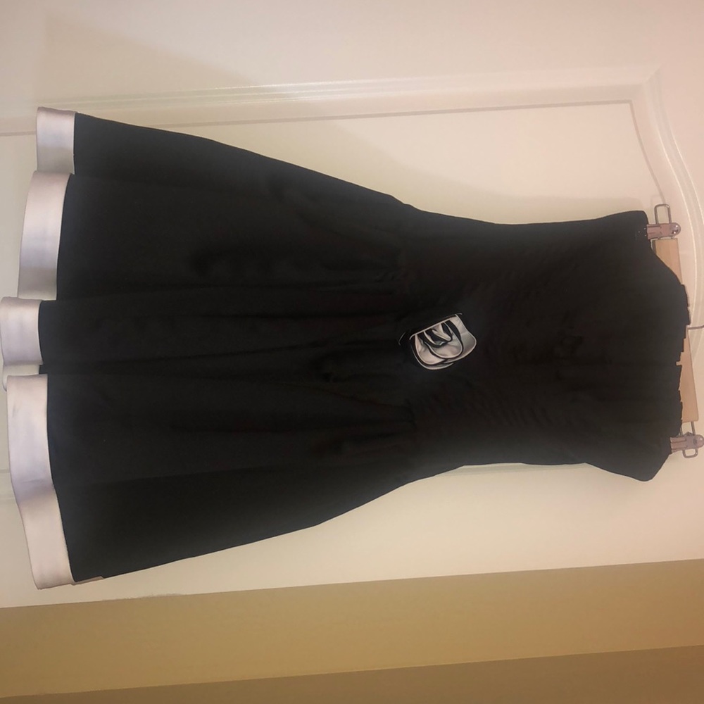 Black sleeveless dress. Comes w.attachable straps.